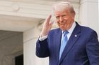 Klaun, trpí demencí. Za kritiku Putina se na Trumpa vztekle sesypali "Rusové"