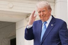 Klaun, trpí demencí. Za kritiku Putina se na Trumpa vztekle sesypali "Rusové"