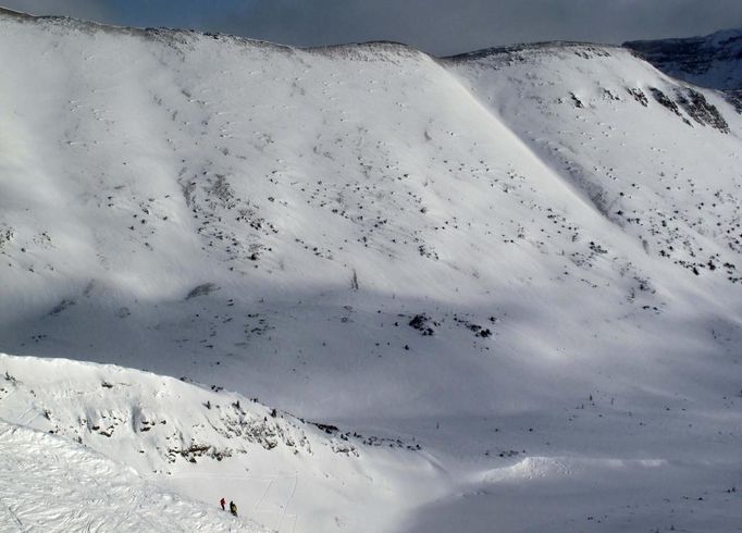 Zasněžené hory v oblasti Lake Louise v Kanadě (26. listopad)