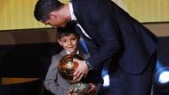 NEJASNÉ RODIČOVSTVÍ. Ronaldův syn Cristiano Junior se narodil 17. června 2010 a v rodině mu říkají Cristianinho. Trochu zvláštní věcí ale je, že matka malého Ronalda zůstává v utajení. Fotbalistův syn se narodil ve Spojených státech a kanonýr Realu nikdy neprozradil totožnost jeho matky.