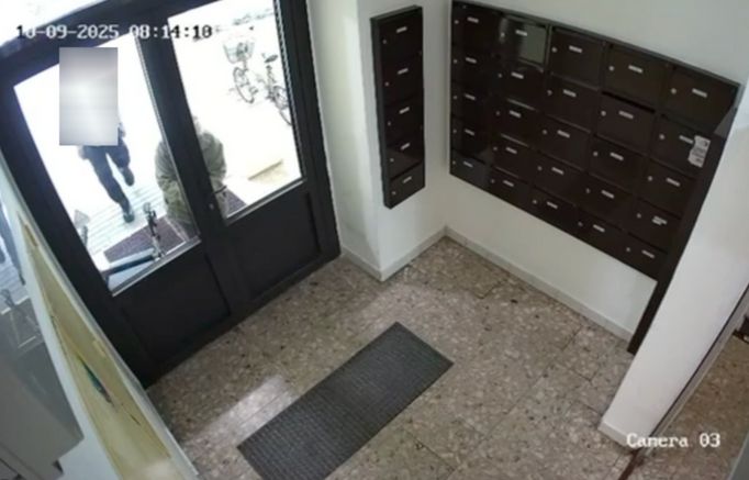 Muž přepadl devadesátiletou stařenku a ukradl jí peněženku. Incident zachytila bezpečnostní kamera. Policii se podařilo pachatele dopadnout hned druhý den.