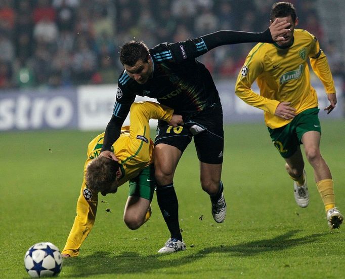 Andre-Pierre Gignac v souboji s Mariem Pečalkou, píihlíží Róbert Jež