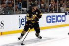Pastrňák dvakrát bodoval, přesto se Boston dál potápí. Tomášek má v NHL první trefu