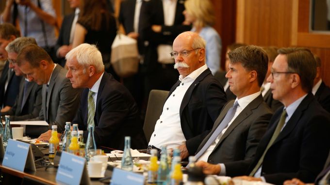 Šéfové autoprůmyslu na jednání v Berlíně. Zprava: Matthias Wissmann (VDA), Harald Krueger (BMW), Dieter Zetsche (Daimler AG) a Matthias Mueller (VW)