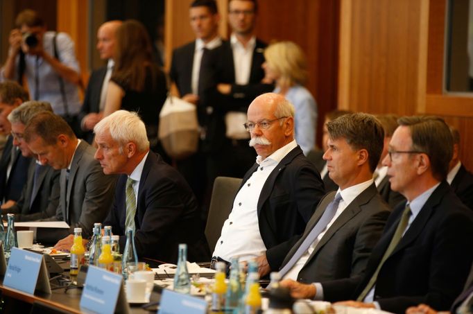 Šéfové autoprůmyslu na jednání v Berlíně. Zprava: Matthias Wissmann (VDA), Harald Krueger (BMW), Dieter Zetsche (Daimler AG) a Matthias Mueller (VW)