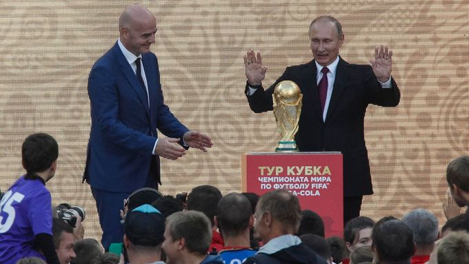 Prezident FIFA Gianni Infantino (vlevo) a ruský prezident Vladimir Putin
