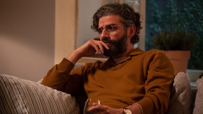 Oscar Isaac jako Jonathan.