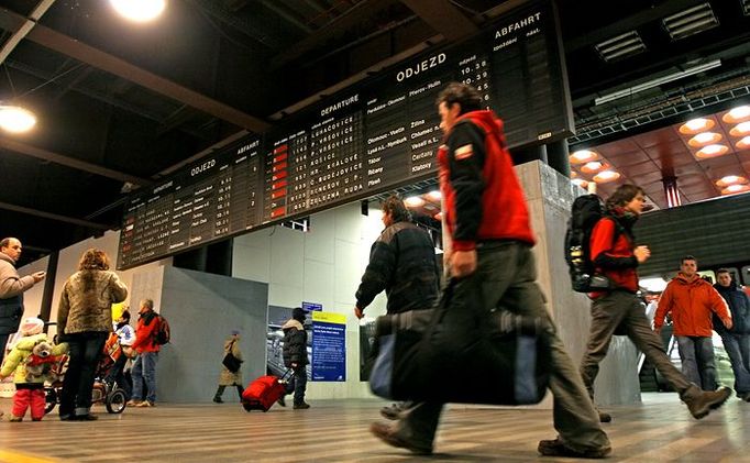 Podle stavebních prací se proměňuje i odbavovací hala. Nádraží přišlo s téměř "revolučním" nápadem, jak zamezit polehávání bezdomovců na sedačkách kolem sloupů. Tyto sloupy (na fotce jsou dva, na nichž je připevněn panel s odjezdy) obestavěli dřevěnou zástěnou - díky tomu místa k sezení (nebo ležení) úplně zmizely. A to jak bezdomovcům, tak i cestujícím.