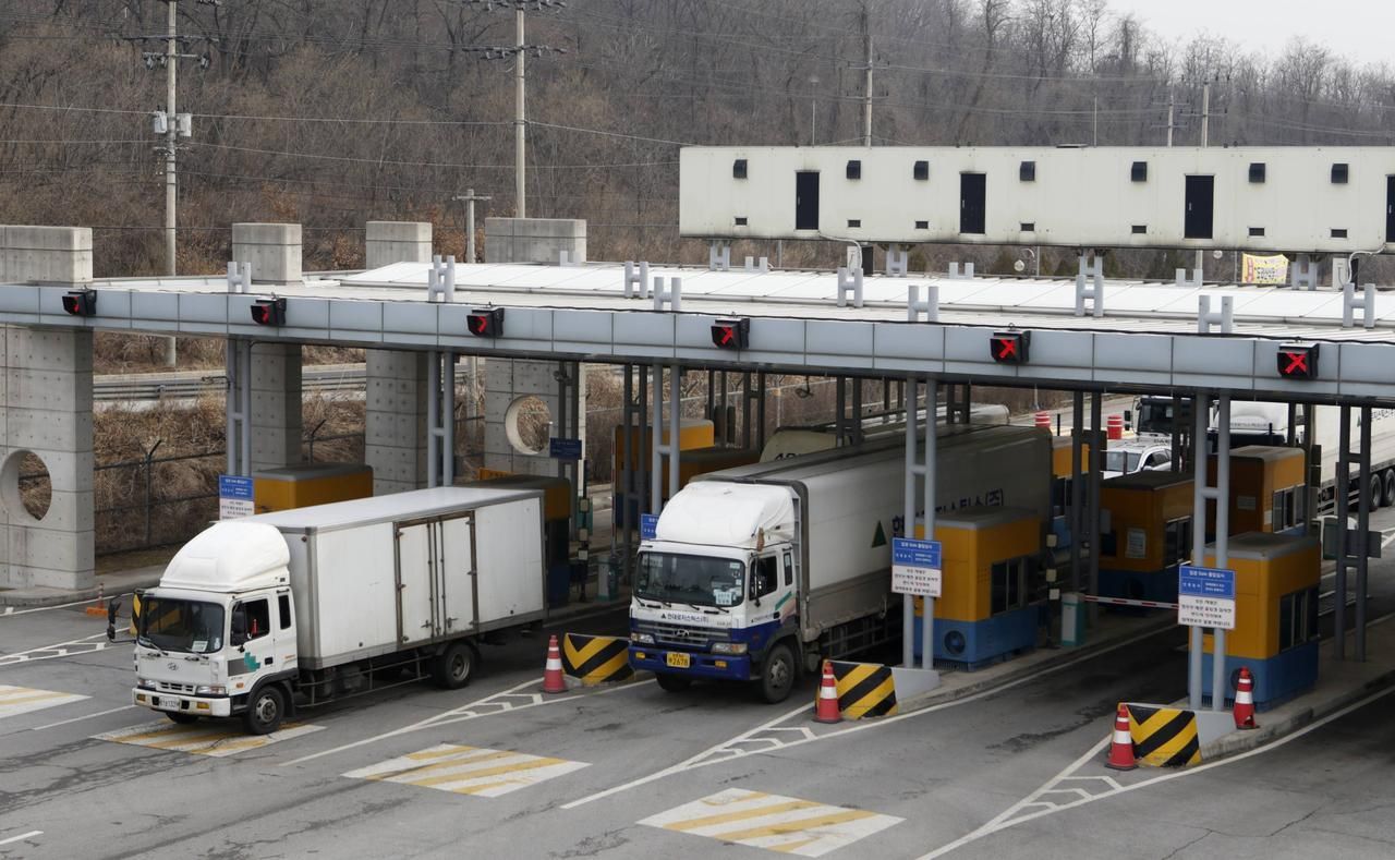 Fotogalerie: Pohledy z korejského Kesongu. Zde spolu pracují lidé, jejichž země jsou ve válečném stavu.