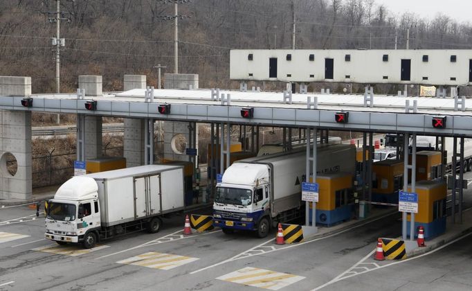 South Korean trucks leave the South's CIQ (Customs, Immigration and Quarantine) office before going to the inter-Korean Kaesong Industrial Complex in North Korea, just south of the demilitarised zone separating the two Koreas, in Paju, north of Seoul, April 1, 2013. North Korea said on Saturday it was entering a "state of war" with South Korea, but Seoul and the United States played down the statement as tough talk. Pyongyang also threatened to close a border industrial zone, the last remaining example of inter-Korean cooperation which gives the North access to $2 billion in trade a year. REUTERS/Lee Jae-Won (SOUTH KOREA - Tags: TRANSPORT POLITICS BUSINESS) Published: Dub. 1, 2013, 2:47 dop.