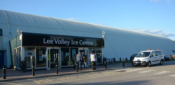 Hala Lee Valley Ice Centre vypadá zvenku jako nafukovací.