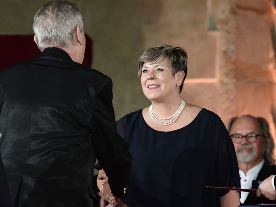 Ivana Kohoutová přebírá státní vyznamenání od prezidenta republiky.