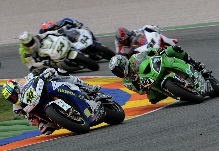 Roberto Rolfo (#44, Honda) ve skupince při druhém závodu superbiků.