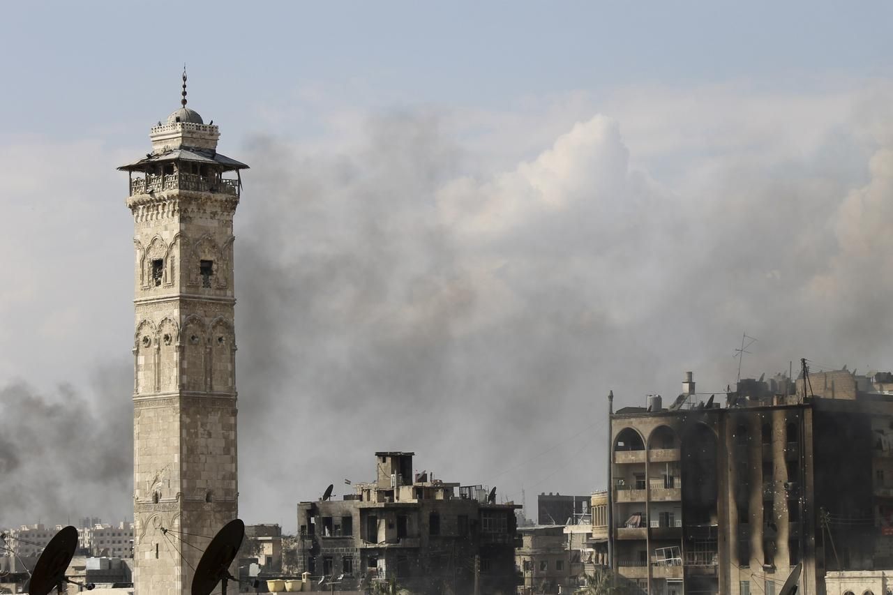 Kouř nad velkou umájskou mešitou v Aleppu