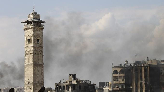 Kouř nad Umajjovskou mešitou v Aleppu, březen 2013.