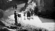 Josef Sudek, Veselá cesta, 1922. Ukázka z výstavy "... a hudba hraje ..." v pražském Atelieru Josefa Sudka.