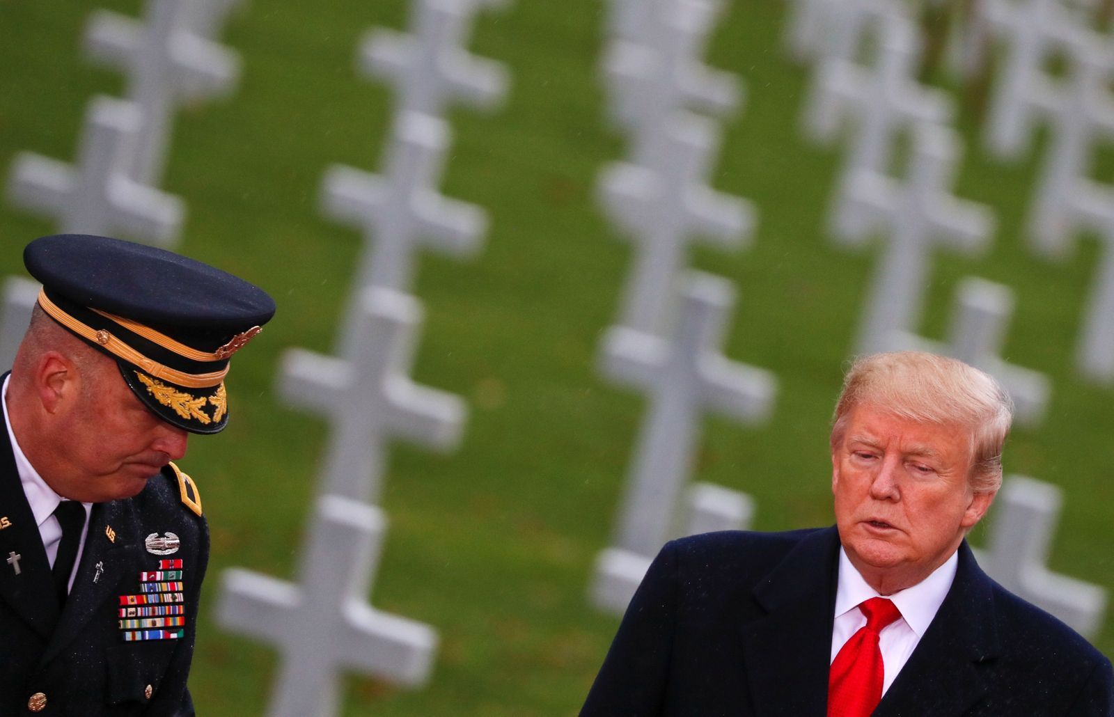 Trump na hřbitově v Suresnes, Francie