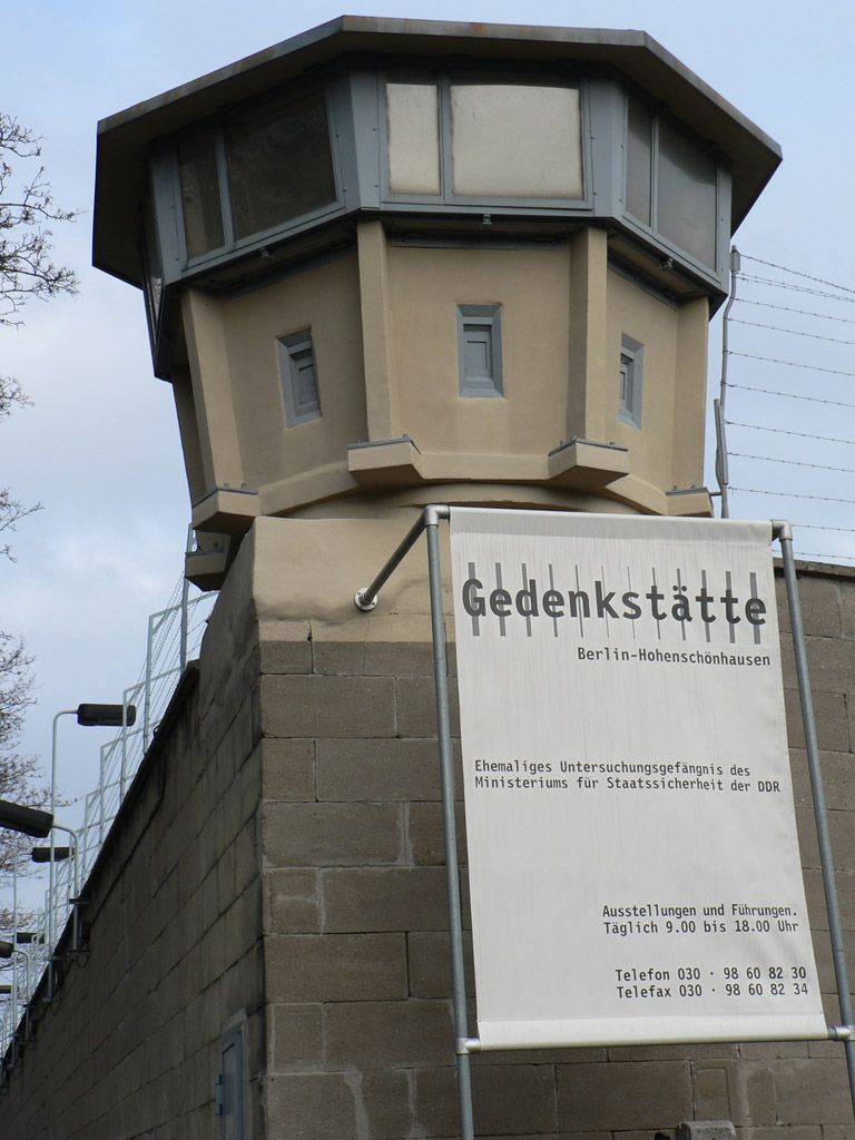 Bývalé vazební zařízení Stasi pro politické vězně v Berlíně. Budova Hohenschoenhausen.