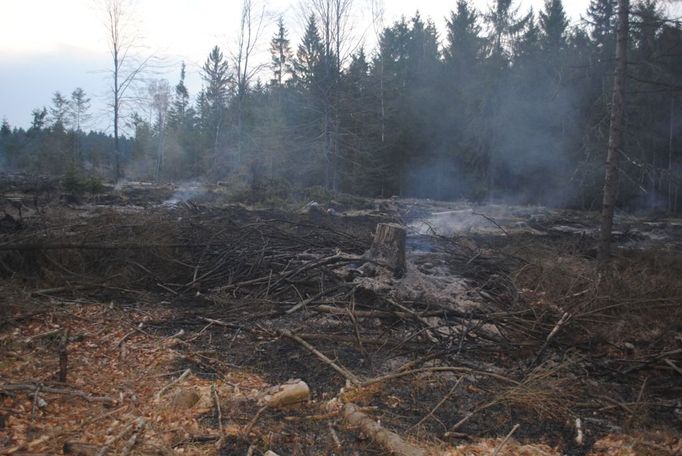 Při pálení klestí na Chrudimsku se vážně zranil starší muž.