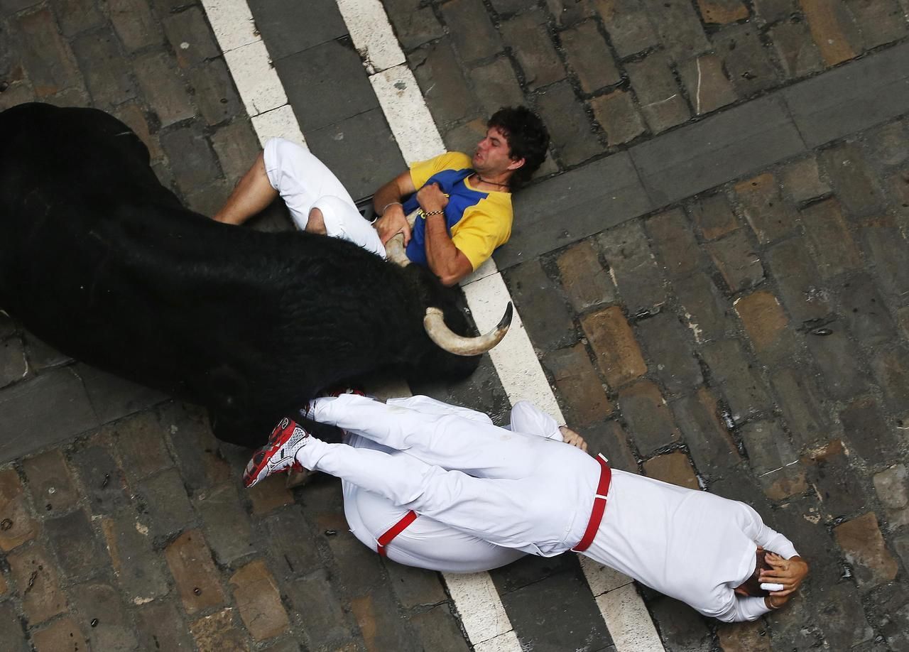 Pamplona - býk nabíral běžce na rohy
