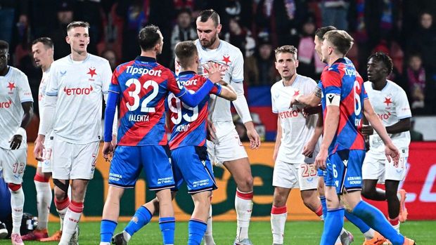 Fotbalové šílenství v Plzni: hloupost fanoušků, potyčky, osm gólů a výhra Slavie