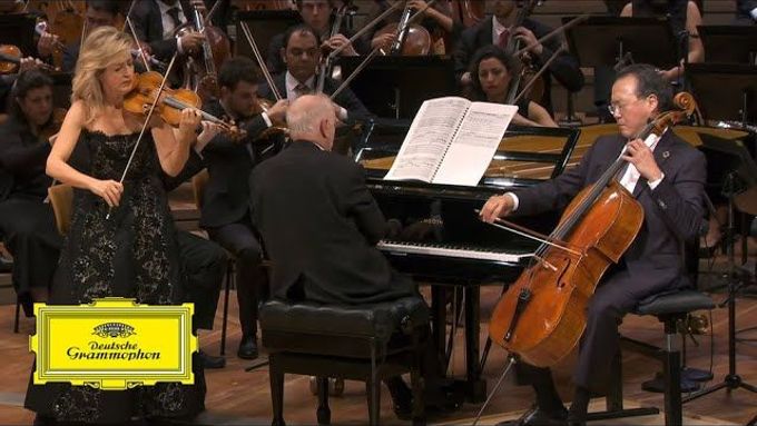 Anne-Sophie Mutterová a violoncellista Yo-Yo Ma hrají Beethovenův Trojkoncert pro klavír, housle, violoncello a orchestr. Diriguje Daniel Barenboim.