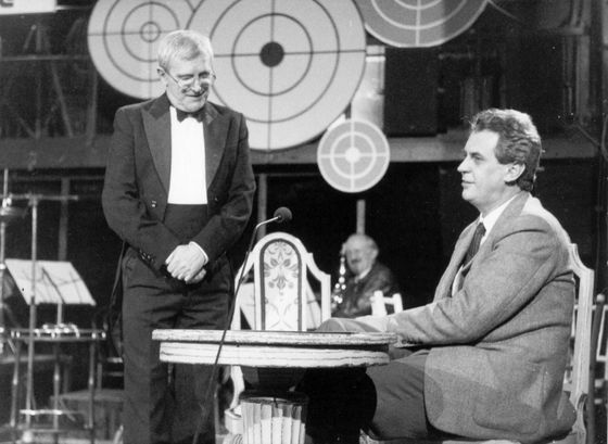 Jiří Suchý a Miloš Zeman v divadle Semafor, 1991.
