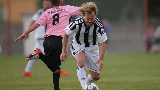 Bujná hříva blonďatých vlasů, černobíle pruhovaný dres. Pavel Nedvěd hrál jako za mlada, jen nebojoval za Juventus, ale za rodnou Skalnou.