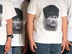 Istanbulští školáci oblečení v tričkách se zakladatelem republiky Mustafou Kemalem Atatürkem.