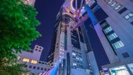 Umeda Sky Building je osmnáctý nejvyšší mrakodrap ve městě Ósaka v Japonsku. Skládá se z dvou věží o výšce 173 metrů, které propojuje vysunutá část ve tvaru hvězdné brány. Ve skutečnosti je to ale střešní zahrada. Autorem budovy je studio Takenaka Corporation.