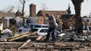 A couple tries to find valuables in their tornado-destroyed home in Moore, Oklahoma May 21, 2013. Rescuers went building to building in search of victims and thousands of survivors were homeless on Tuesday after a massive tornado tore through the Oklahoma City suburb of Moore, wiping out whole blocks of homes and killing at least 24 people. REUTERS/Rick Wilking (UNITED STATES - Tags: DISASTER ENVIRONMENT) Published: Kvě. 22, 2013, 1:59 dop.