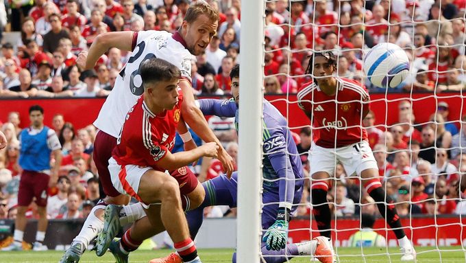 Tomáš Souček střílí gól do sítě Manchesteru United