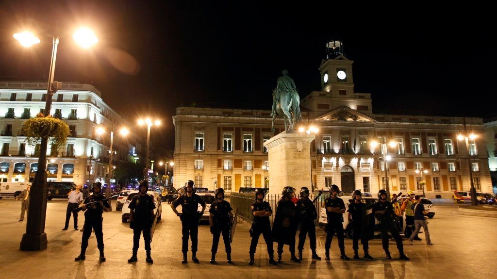 Madrid - policie na vyklizené náměstí Puerta del Sol