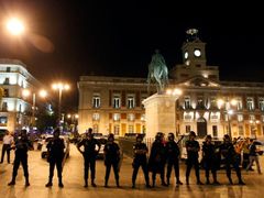 Vyklizené náměstí Puerta del Sol a hlídající policisté.