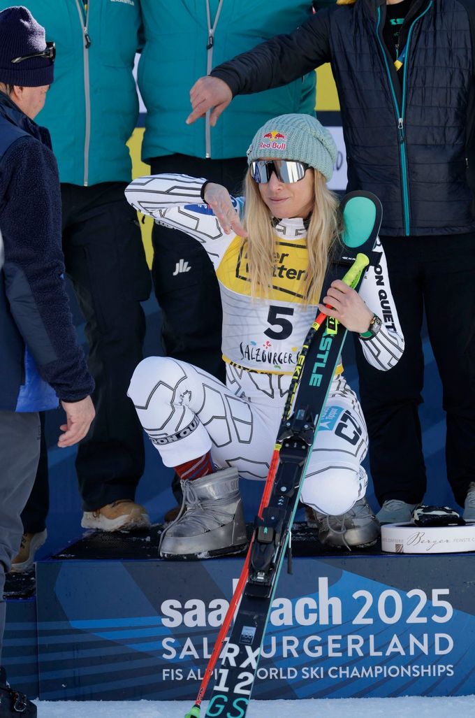 Bronzová Ester Ledecká při květinovém ceremoniálu po sjezdu žen na MS v Saalbachu 2025