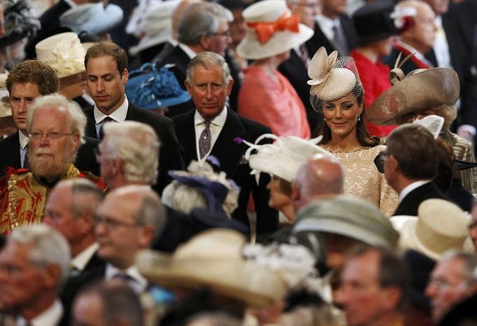 Britain's Catherine, Duchess of Cambridge (R), Prince Charles (2nd R), Prince William (2nd L) and Prince Harry (L) arrive for a thanksgiving service to mark the Queen's Diamond Jubilee at St Paul's Cathedral in central London June 5, 2012. Queen Elizabeth began the fourth and final day of her Diamond Jubilee celebrations on Tuesday with an appearance at the thanksgiving service in St. Paul's Cathedral ahead of a horse-drawn procession and a wave from Buckingham Palace. REUTERS/Suzanne Plunkett (BRITAIN - Tags: ROYALS SOCIETY ENTERTAINMENT RELIGION) Published: Čer. 5, 2012, 12:49 odp.