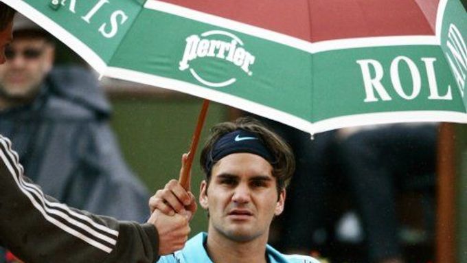 Federerovi se nelíbí časté deštivé pauzy a chce na Roland Garros střechu.