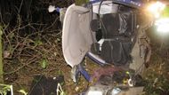 Auto se v důsledku nárazu roztrhlo na dva kusy