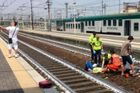 Hyenismus v Itálii: Ženu srazil vlak, mladík jí nepomohl. Místo toho si s ní fotil selfie
