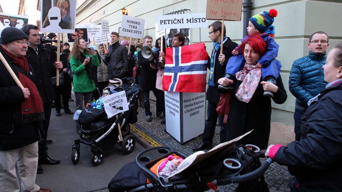 Protesty před norskou ambasádou v Praze - ilustrační foto.