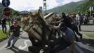 Coal miners make barricades with tree logs at the entrance of the Pozo Santiago in Caborana, northern Spain, June 8, 2012. The miners are protesting against the government's proposal to decrease funding for coal production. REUTERS/Eloy Alonso (SPAIN - Tags: CIVIL UNREST BUSINESS EMPLOYMENT ENERGY) Published: Čer. 8, 2012, 6:57 odp.