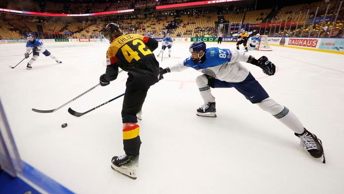 Yasin Ehliz a Adil Beketajev v zápase MS 2025 Německo - Kazachstán