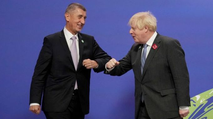 Nekecáme, makáme. Premiéři Andrej Babiš a Boris Johnson na klimatické konferenci ve skotském Glasgow.