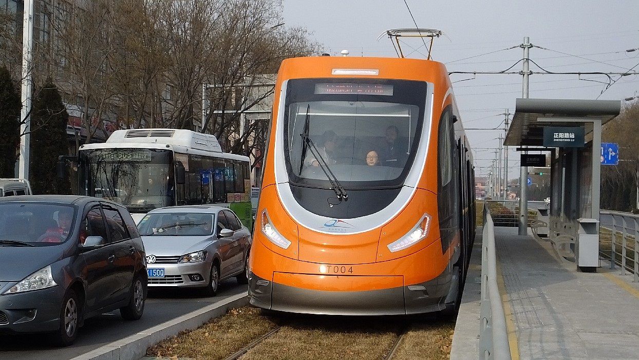Tramvaje 27T v čínském městě Qingdao