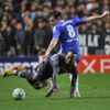 Lampard v souboji při utkání Chelsea - Neapol v Lize mistrů