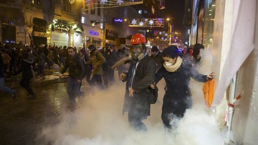Účastníci protivládní demonstrace v Istanbulu prchají před slzným plynem.