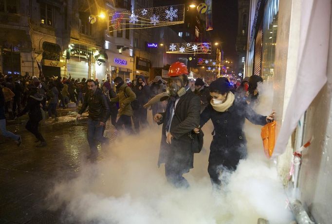 Účastníci protivládní demonstrace v Istanbulu prchají před slzným plynem.