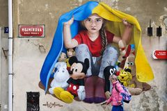 Krtek, Mumínek a Mickey. Na nástěnné malbě v Praze je chrání ukrajinská holčička