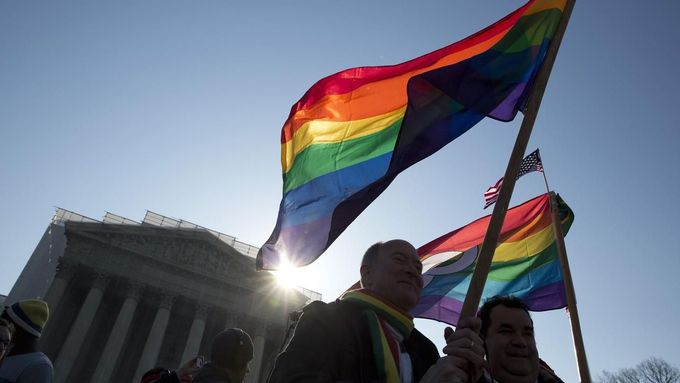 Stoupenci sňatků homosexuálních párů před budovou amerického Nejvyššího soudu ve Washingtonu.