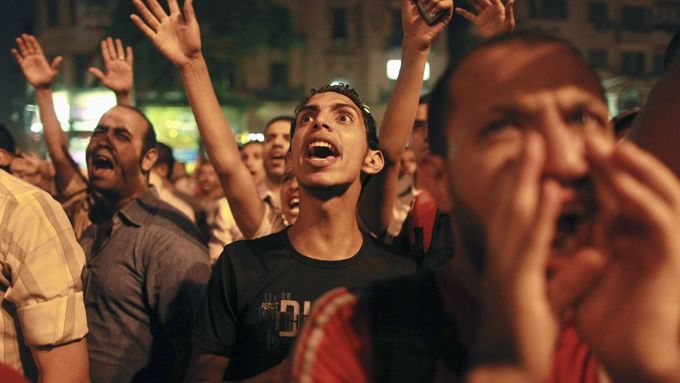 Protesty proti výsledkům prvního kola na káhirském náměstí Tahrír.